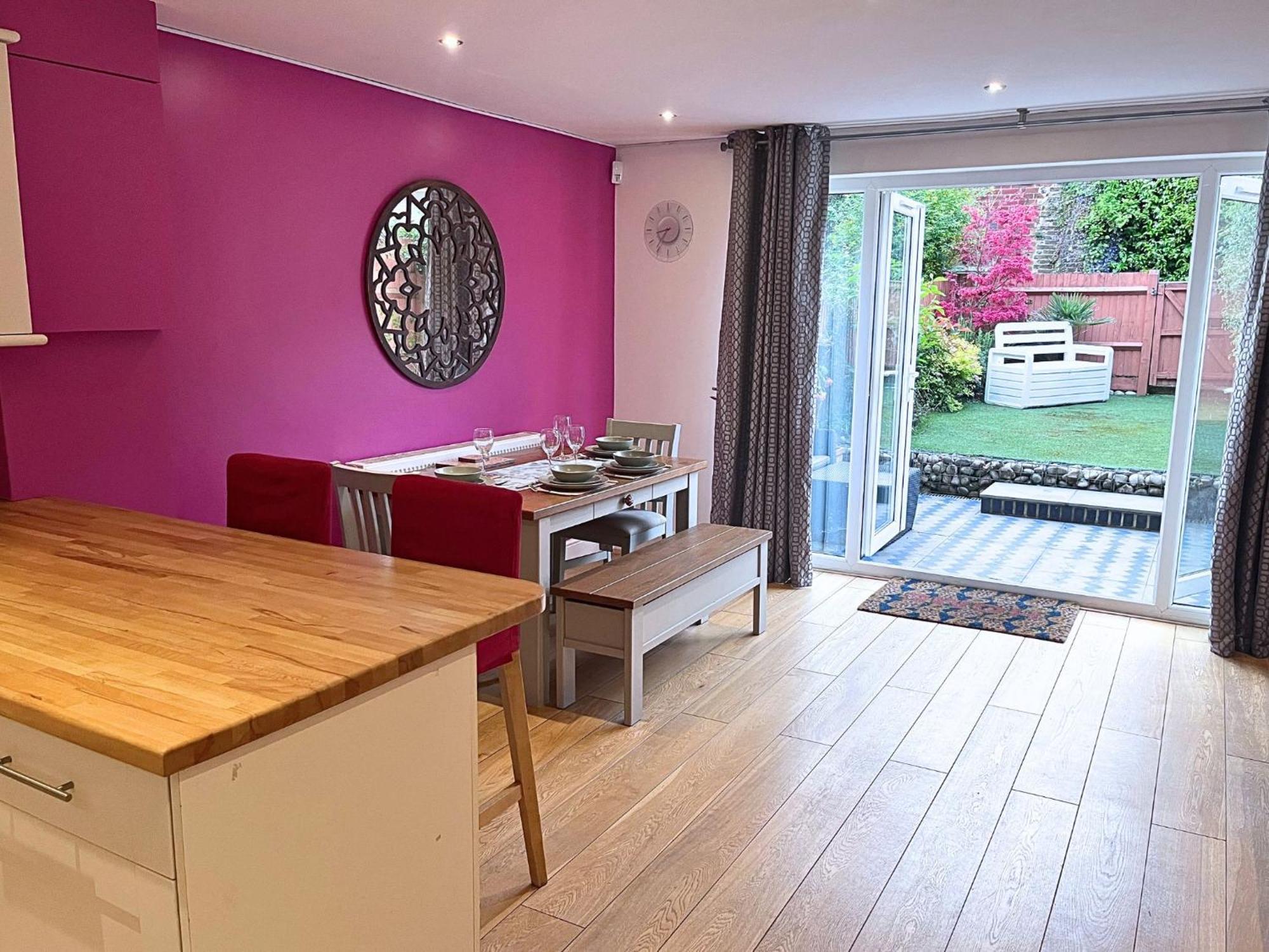 Jekyll'S On Hyde - Spacious Town House - Central Winchester - Free Parking, Sleeps 5 - By Xplus Stays Exterior photo